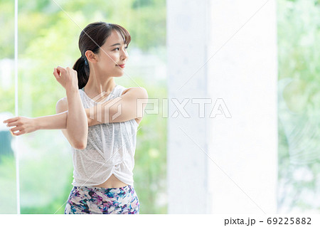 ストレッチする女性 69225882