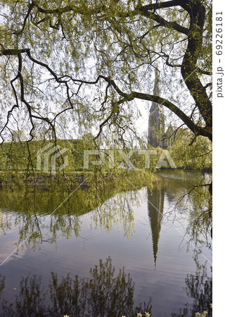 水のあるコペンハーゲンの公園の風景。ヨーロッパの景色。 水のあるコペンハーゲンの公園の風景。ヨーロッパの景色。 69226181