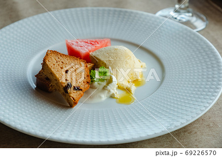 シフォンケーキとオレンジムース デザート ランチ レストラン シフォンケーキとオレンジムース デザート ランチ レストラン 69226570