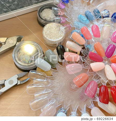 おしゃれなネイルサロンの道具 69226634