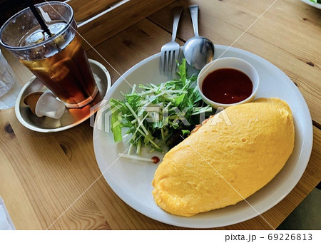 洋食レストランの昔懐かしいオムライス 洋食レストランの昔懐かしいオムライス 69226813