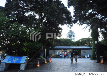 江の島　サムエル・コッキング苑入口と展望灯台シーキャンドルと江の島灯篭 69227075