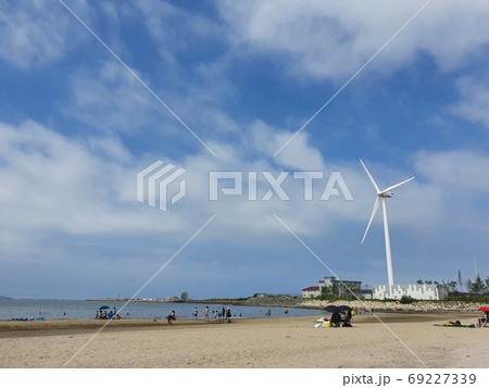 風力発電のある海辺の風景 韓国デブ島 の写真素材