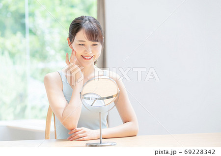 美容イメージ スキンケア お肌をチェックする日本人女性 美容イメージ スキンケア お肌をチェックする日本人女性 69228342