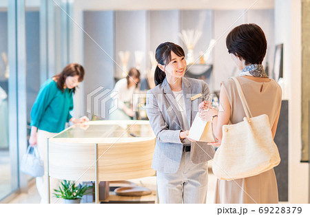 買い物をする人々 撮影協力:g GIFT AND LIFESTYLE 買い物をする人々 撮影協力:g GIFT AND LIFESTYLE 69228379