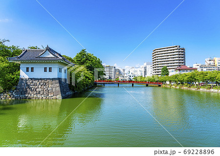 【神奈川県】綺麗な青空と緑が広がる小田原城のお堀 【神奈川県】綺麗な青空と緑が広がる小田原城のお堀 69228896