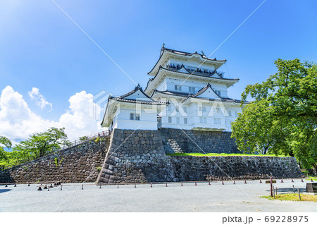【神奈川県】綺麗な青空と改修された小田原城の天守閣 69228975