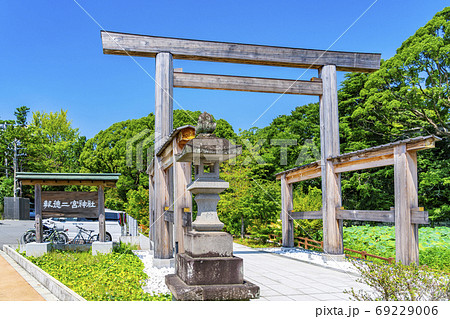 【神奈川県】小田原 自然に囲まれた報徳二宮神社の鳥居 【神奈川県】小田原 自然に囲まれた報徳二宮神社の鳥居 69229006