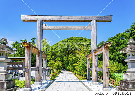 【神奈川県】小田原 自然に囲まれた報徳二宮神社の鳥居 【神奈川県】小田原 自然に囲まれた報徳二宮神社の鳥居 69229012