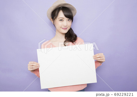 メッセージボードを持つ女性 69229221