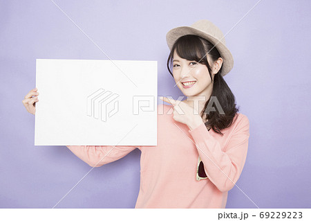 メッセージボードを持つ女性 メッセージボードを持つ女性 69229223
