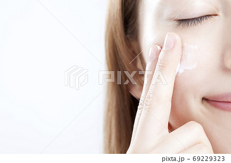 下地クリームを塗る女性 69229323