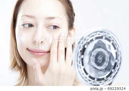 下地クリームを塗る女性 69229324