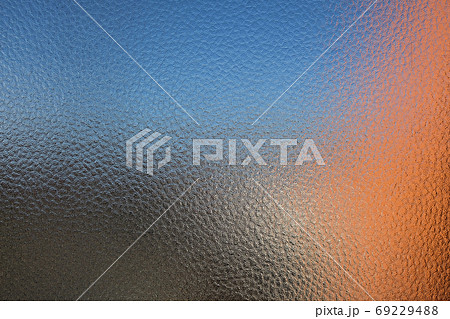 型板ガラス越しのカラフルな景色 69229488