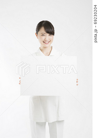 メッセージボードを持つ看護師 69230204