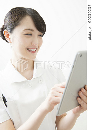 電子カルテを見る看護師 69230237