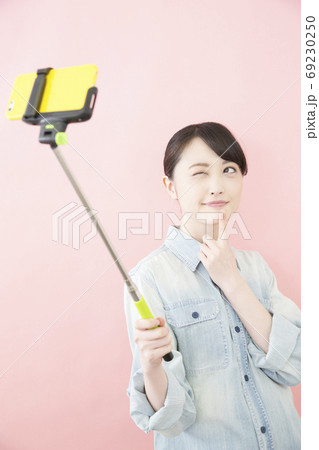 自撮りをする女性 自撮りをする女性 69230250