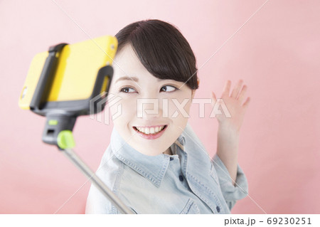 自撮りをする女性 自撮りをする女性 69230251