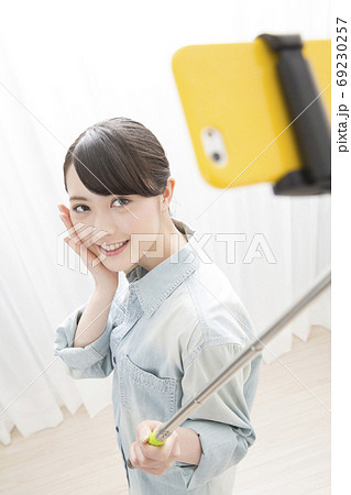 自撮りをする女性 自撮りをする女性 69230257