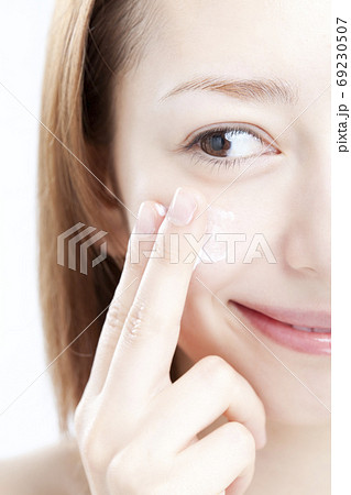 下地クリームを塗る女性 69230507
