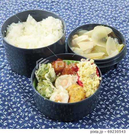 具沢山な味噌汁とおかずの手作り弁当 69230543