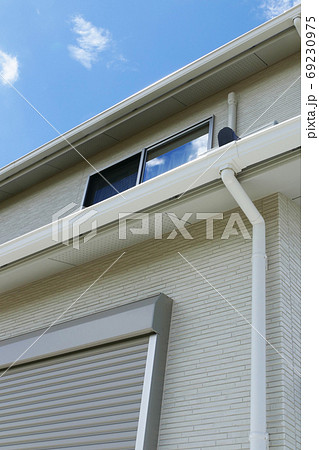 軒に設置された雨どい 69230975