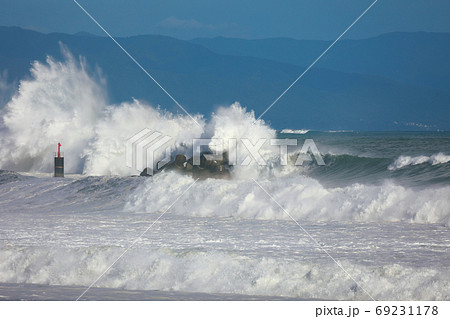 打ち寄せる波の写真素材