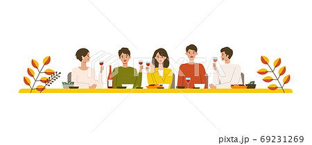 秋の食事とワインを楽しむ人々のイラスト 69231269