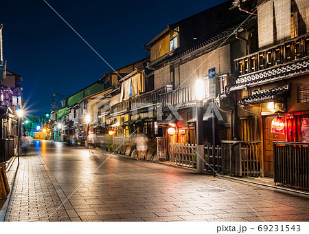 京都 夜の祇園 花見小路の写真素材