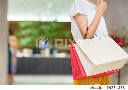 買い物をする女性　撮影協力：g GIFT AND LIFESTYLE 69231838
