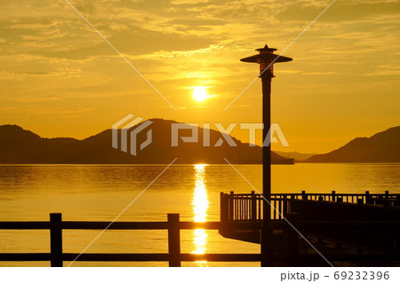 外灯の映える夕陽の風景 69232396