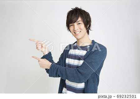 指差しをする男性 69232501