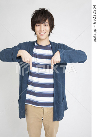 指差しをする男性 指差しをする男性 69232504
