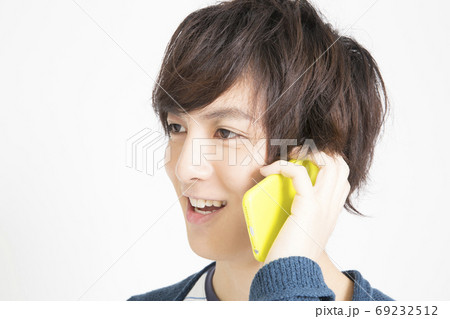 電話をする男性 電話をする男性 69232512