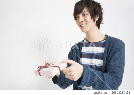 プレゼントを渡す男性の写真素材 プレゼントを渡す男性の写真素材