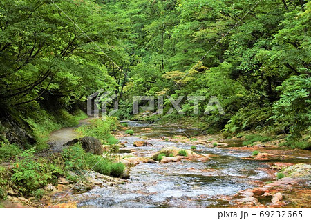 銀山温泉周辺の渓流沿いの道の写真素材