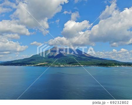 磯海岸の上空から桜島を望む 磯海岸の上空から桜島を望む 69232802
