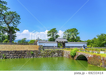 【神奈川県】綺麗な青空が広がる小田原城の馬出門とお堀 【神奈川県】綺麗な青空が広がる小田原城の馬出門とお堀 69233414
