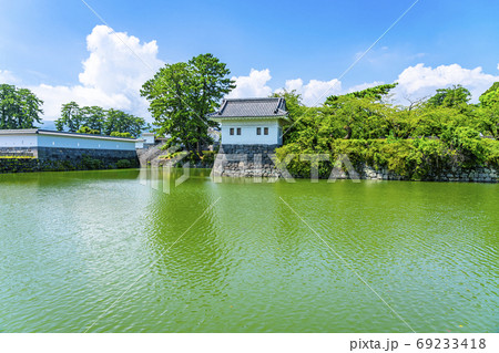 【神奈川県】綺麗な青空と緑が広がる小田原城のお堀 【神奈川県】綺麗な青空と緑が広がる小田原城のお堀 69233418