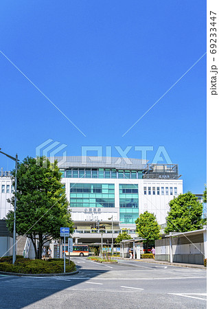 【神奈川県】綺麗な青空と小田原駅の外観 【神奈川県】綺麗な青空と小田原駅の外観 69233447
