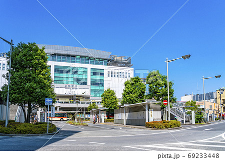 神奈川県 綺麗な青空と小田原駅の外観の写真素材