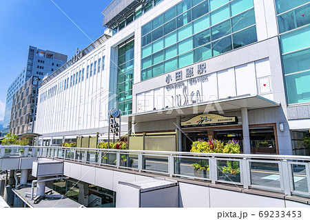 【神奈川県】綺麗な青空と小田原駅の外観 69233453