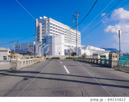 青空を背景に 玉藻橋と新築された香川県立中央病院 69233822