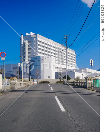 青空を背景に 玉藻橋と新築された香川県立中央病院 青空を背景に 玉藻橋と新築された香川県立中央病院 69233824