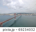 ポルトガル、テージョ川と4月25日橋 69234032