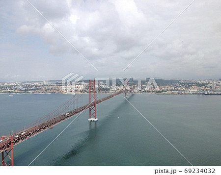 ポルトガル、テージョ川と4月25日橋 ポルトガル、テージョ川と4月25日橋 69234032