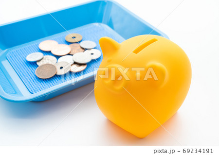お釣りと豚の貯金箱 69234191