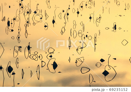 シルエット 反射 反影 69235152