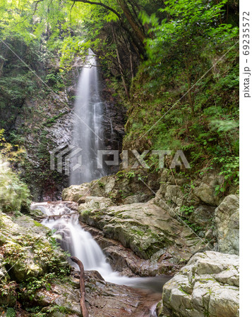 秋川渓谷　払沢の滝と清流　美しい払沢の滝 69235572