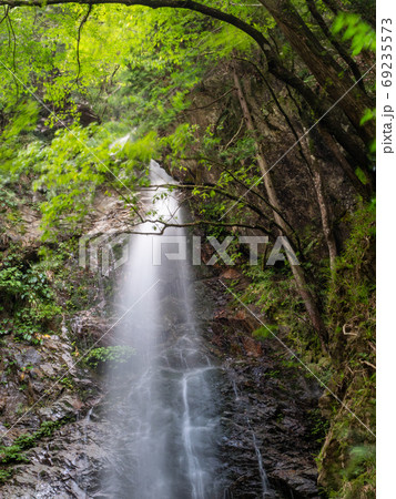 秋川渓谷　払沢の滝と清流　美しい払沢の滝 69235573